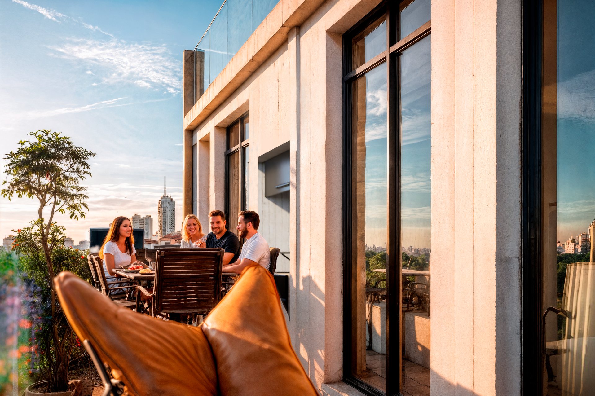 Terraza al atardecer con vista a la ciudad